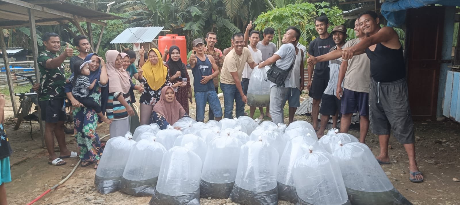 PEMBERIAN BIBIT IKAN KEPADA MASYARAKAT DESA DALAM PELAKSANAAN HANPANG 2024