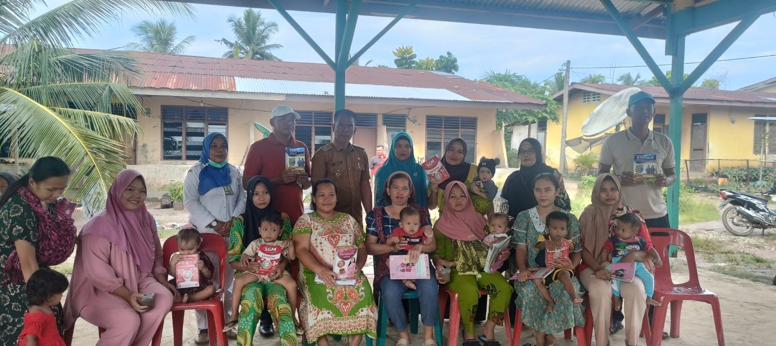 KEGIATAN POSYANDU DESA DIHADIRI BAPAK KEPALA DESA SECARA LANGSUNG DALAM MENINJAU TUMBUH KEMBANG ANAK