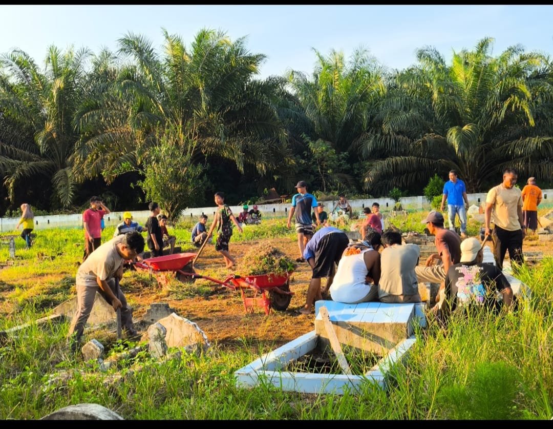 GOTONG ROYONG BERSAMA MENJAGA KEBERSIHAN TPU DUSUN III DENGAN KEPALA DESA, PERANGKAT DESA DAN MASYARAKAT