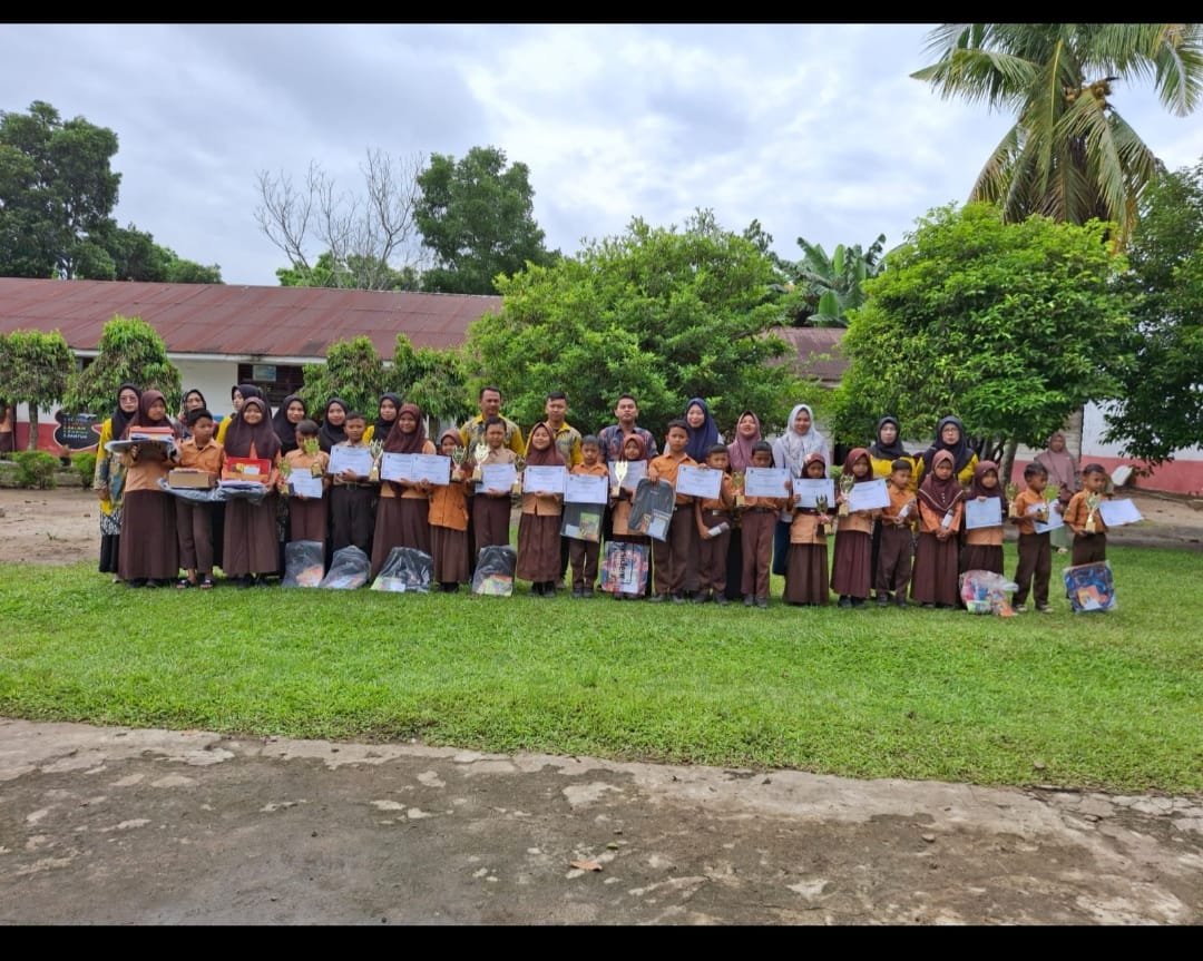 PEMBERIAN CENDRA MATA DAN HADIAH KEPADA SISWA BERPRESTASI DI DESA TINGKAT TK DAN SD TAHUN 2025